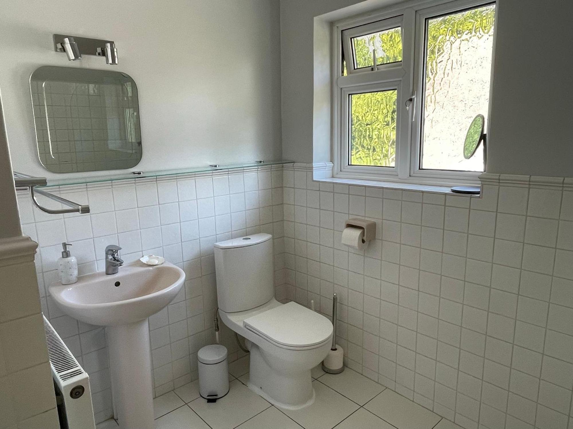 Charming Bournemouth House With Beautiful Spacious Gardens, 5 Min Drive To Beaches, Free Parking For 2-3 Cars Exterior photo